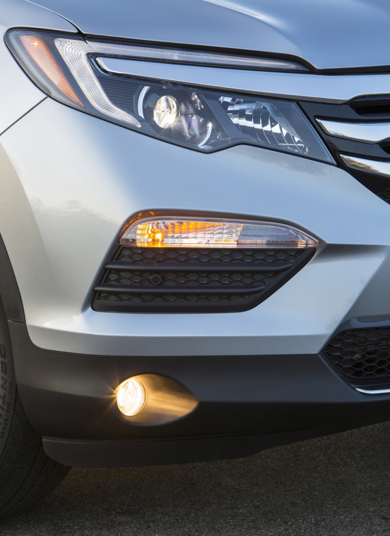 2017 Honda Pilot AWD Headlight Picture / Pic / Image